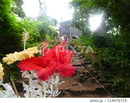 サンクラブリーのダムに沈むお寺 カンチャナブリー・タイ サンクラブリーのダムに沈むお寺 カンチャナブリー・タイ 114678729