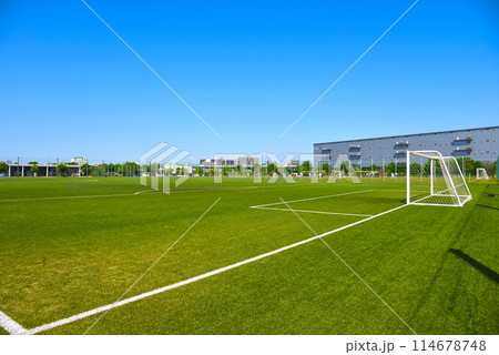 青空と緑の芝生が綺麗なサッカー場の風景 114678748