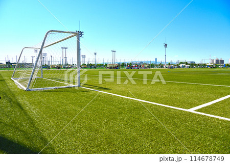 青空と緑の芝生が綺麗なサッカー場の風景 114678749
