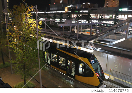 夜の宇都宮芳賀ライトレール線（LIGHTLINE） 114678776