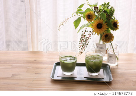 ひまわりのアレンジと冷茶 ひまわりのアレンジと冷茶 114678778