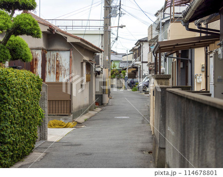 住宅密集地の狭い路地 住宅密集地の狭い路地 114678801