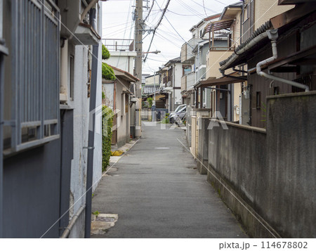 住宅密集地の狭い路地 住宅密集地の狭い路地 114678802