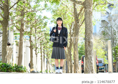 女子高生　通学　新緑　全身 114678877