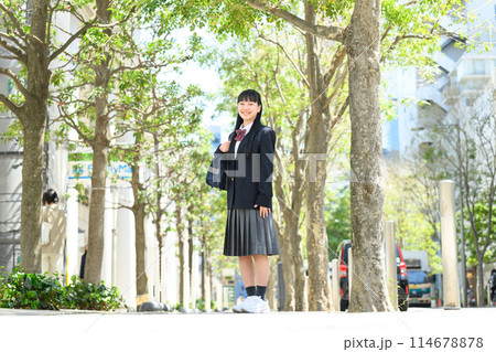 女子高生 通学 新緑 全身 女子高生 通学 新緑 全身 114678878