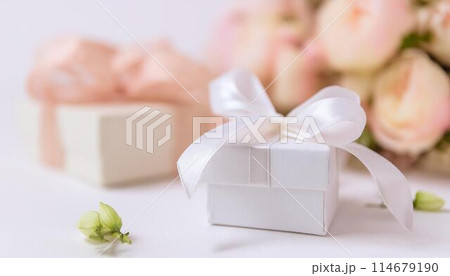 ローズピンクの花束とプレゼント3 ローズピンクの花束とプレゼント3 114679190