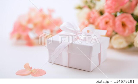 ローズピンクの花束とプレゼント4 114679191