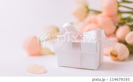 ローズピンクの花束とプレゼント6 114679193
