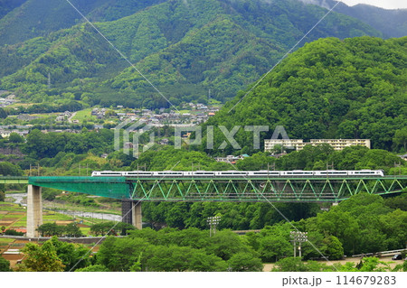 鳥沢の鉄橋を渡る中央本線 鳥沢の鉄橋を渡る中央本線 114679283