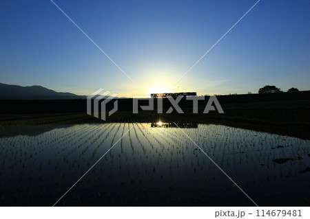 水面に映る夕暮れの空と小海線 114679481