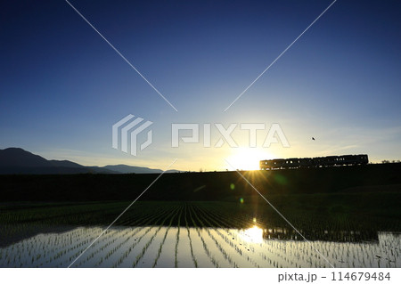 水面に映る夕暮れの空と小海線 114679484