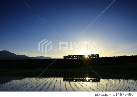 水面に映る夕暮れの空と小海線 114679490