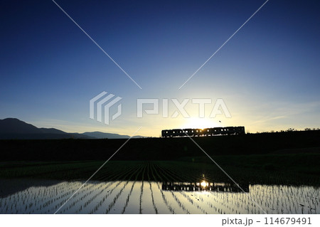 水面に映る夕暮れの空と小海線 114679491