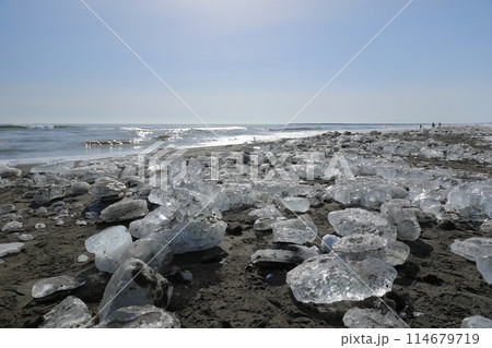 ジュエリーアイスの中を散策する人影が見える大津海岸 114679719
