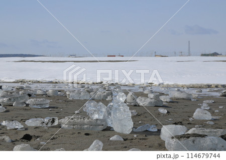 ジュエリーアイスが転がっている大津海岸からの豊頃町の眺め 114679744
