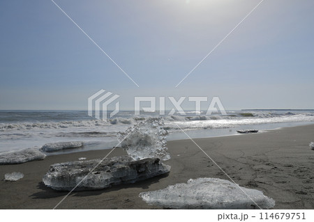 冬の風物詩ジュエリーアイスが輝く大津海岸の風景 114679751
