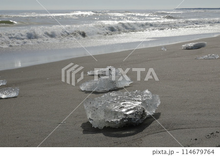 大津海岸の波打ち際のジュエリーアイスの眺め 114679764