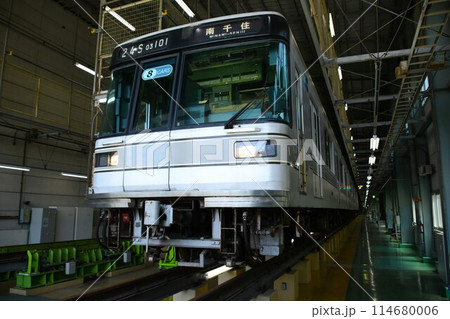 車両基地に停車する東京メトロ日比谷線の03系（8CARSステッカー掲出/南千住表示） 114680006