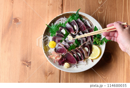 鰹のたたき ( 俯瞰撮影 ) 鰹のたたき ( 俯瞰撮影 ) 114680035