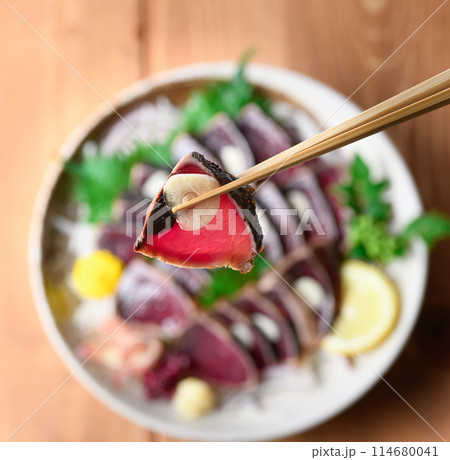 鰹のたたき ( 俯瞰撮影 ) 鰹のたたき ( 俯瞰撮影 ) 114680041