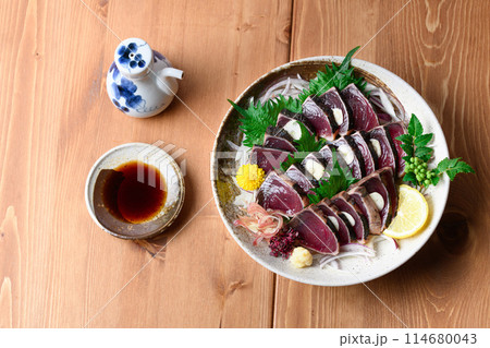 鰹のたたき ( 俯瞰撮影 ) 鰹のたたき ( 俯瞰撮影 ) 114680043