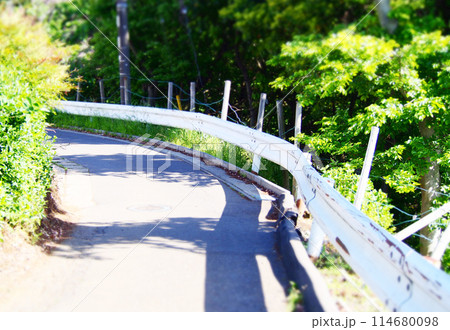 狭い道のガードレール 114680098