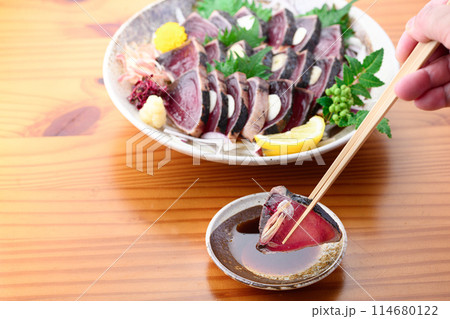 鰹のたたきをポン酢につける ( 南紀勝浦港 ) 鰹のたたきをポン酢につける ( 南紀勝浦港 ) 114680122