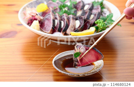 鰹のたたきをポン酢につける ( 南紀勝浦港 ) 114680124