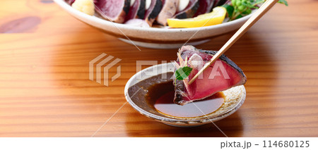 鰹のたたきをポン酢につける ( 南紀勝浦港 ) 鰹のたたきをポン酢につける ( 南紀勝浦港 ) 114680125