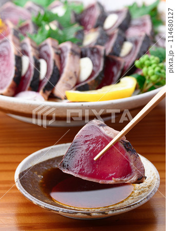 鰹のたたきをポン酢につける ( 南紀勝浦港 ) 114680127