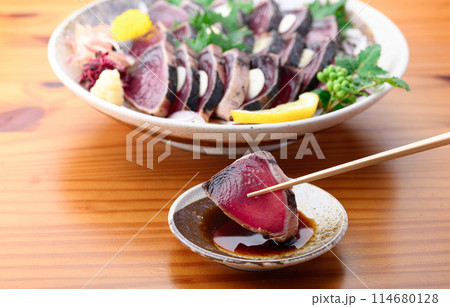 鰹のたたきをポン酢につける ( 南紀勝浦港 ) 鰹のたたきをポン酢につける ( 南紀勝浦港 ) 114680128