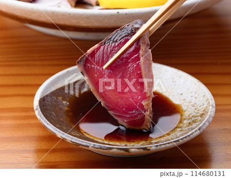 鰹のたたきをポン酢につける ( 南紀勝浦港 ) 114680131