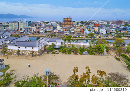 愛媛県今治市の今治城の天守から北東側の市街地眺望(通町,東門町など) 愛媛県今治市の今治城の天守から北東側の市街地眺望(通町,東門町など) 114680210