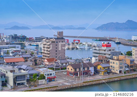 愛媛県今治市の今治城の天守から北側の市街地眺望(通町,恵美須町,片原町,今治港など) 愛媛県今治市の今治城の天守から北側の市街地眺望(通町,恵美須町,片原町,今治港など) 114680216