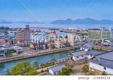 愛媛県今治市の今治城の天守から北側の市街地眺望(通町,恵美須町,今治港など) 愛媛県今治市の今治城の天守から北側の市街地眺望(通町,恵美須町,今治港など) 114680218