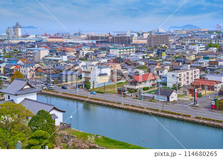 愛媛県今治市の今治城の天守から東側の市街地眺望(枝堀町,美須賀町など) 愛媛県今治市の今治城の天守から東側の市街地眺望(枝堀町,美須賀町など) 114680265
