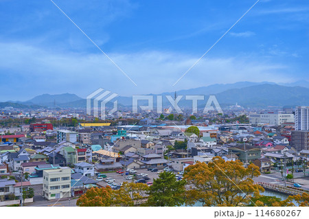 愛媛県今治市の今治城の天守から南側の市街地眺望(黄金町,末広町,五葉が森など) 114680267