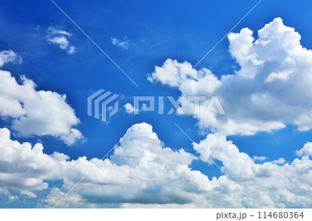 夏の青空と雲 114680364