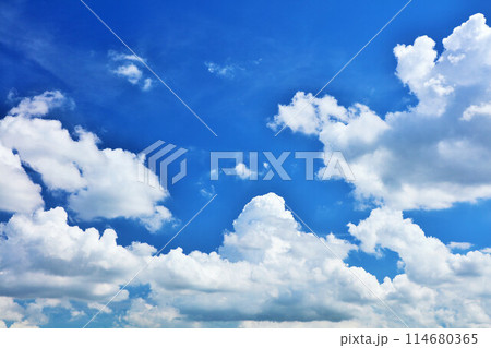 夏の青空と雲 114680365
