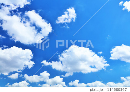 夏の青空と雲 114680367