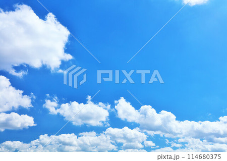 夏の青空と雲 114680375