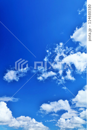 夏の青空と雲 114680380