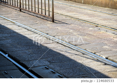 路面電車のレールと石畳と影 路面電車のレールと石畳と影 114680533