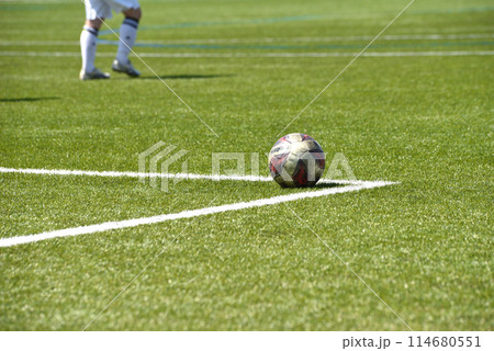 サッカーの試合中ゴールキックのために置かれたサッカーボール 114680551