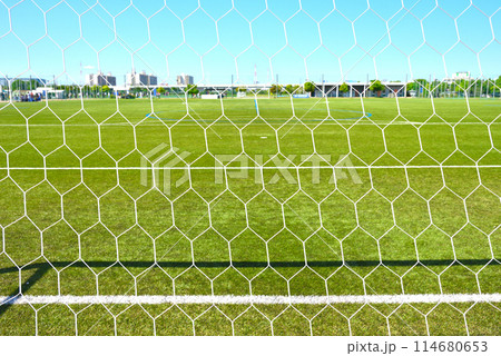 サッカーゴールの裏から見た緑の芝生のサッカーグラウンド サッカーゴールの裏から見た緑の芝生のサッカーグラウンド 114680653