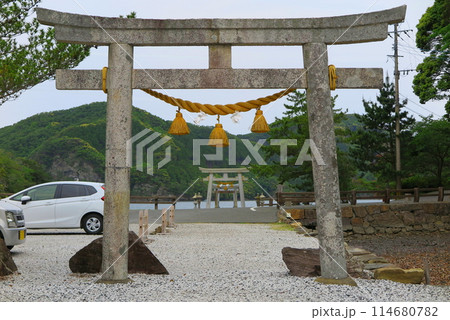 対馬の海神、和多都美神社：海上へ続く鳥居 114680782