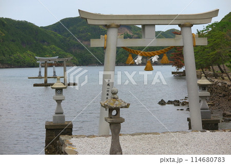 対馬の海神、和多都美神社：海上へ続く鳥居 114680783