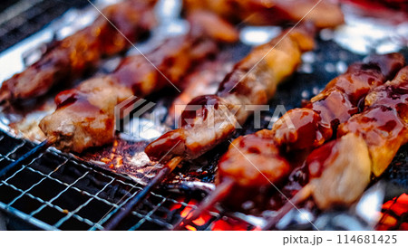 アルミホイルの上に置かれた焼き鳥 アルミホイルの上に置かれた焼き鳥 114681425