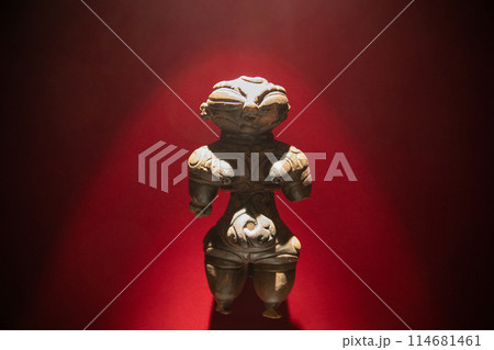 〔福井県・若狭・若狭三方縄文博物館〕展示物の土偶（レプリカ） 114681461