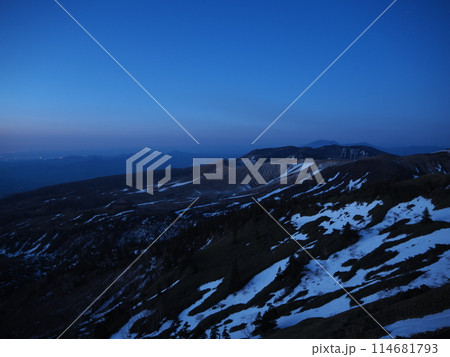 残雪の草津白根山の夜明け 残雪の草津白根山の夜明け 114681793